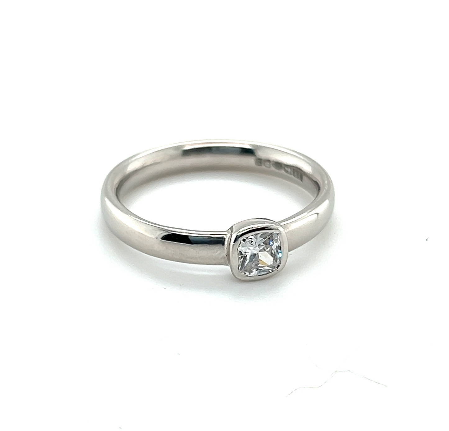 FINE DIAMOND & WHITE GOLD ENGAGEMENT RING