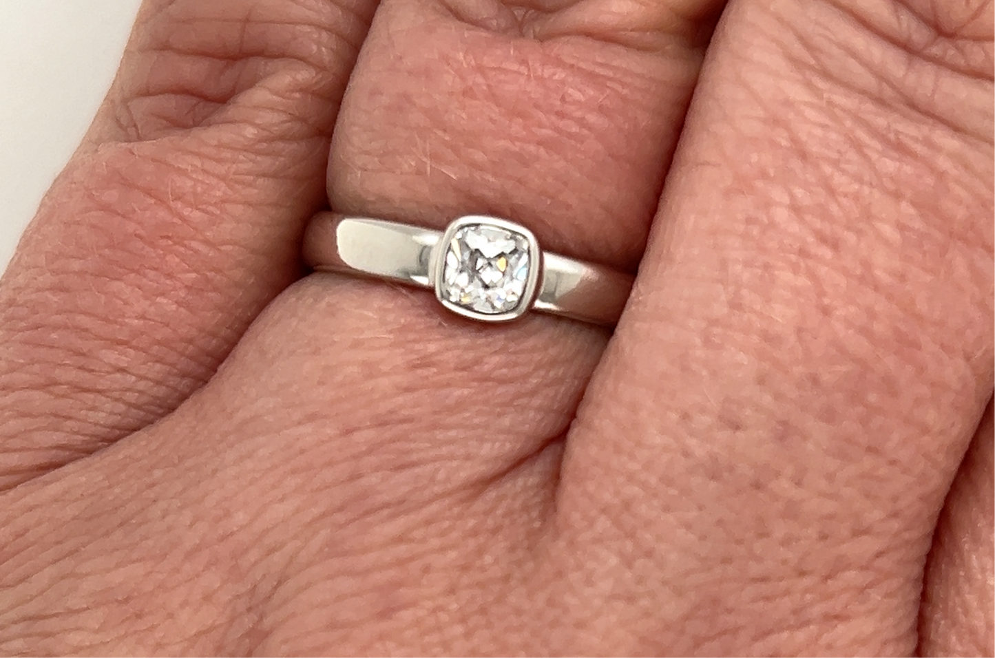 FINE DIAMOND & WHITE GOLD ENGAGEMENT RING