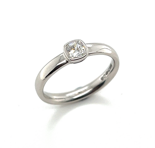 FINE DIAMOND & WHITE GOLD ENGAGEMENT RING